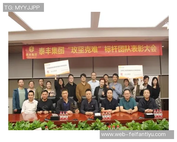 芬奇谈球队困境：团结一致共克时艰的决心与信念