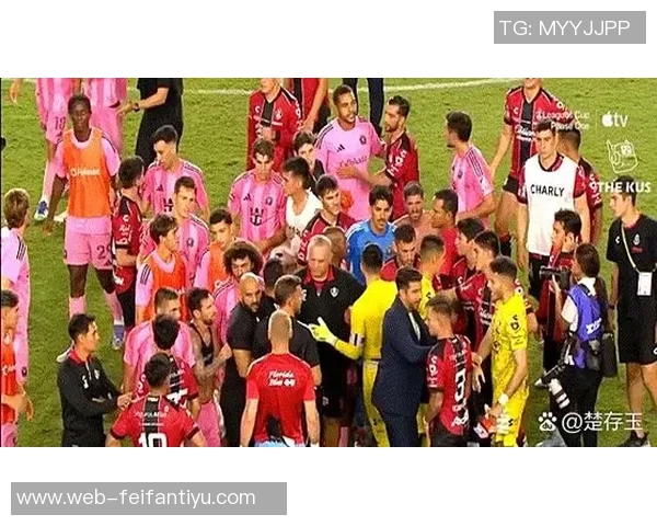 C罗在胜利打入第三球后与对方门将互动和解引发热议